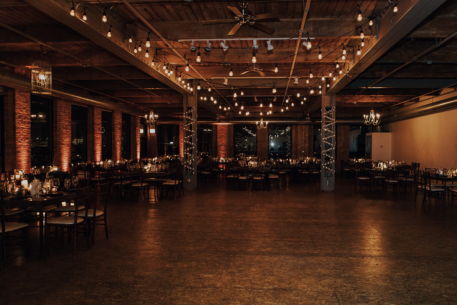 Warm &amp; Elegant Winter Wedding at City View Loft captured by Tinky Weddings