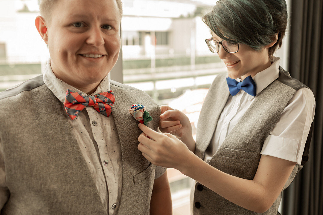 Chicago Cubs Themed Minimony Elopement at Hotel Zachary captured by ee photography