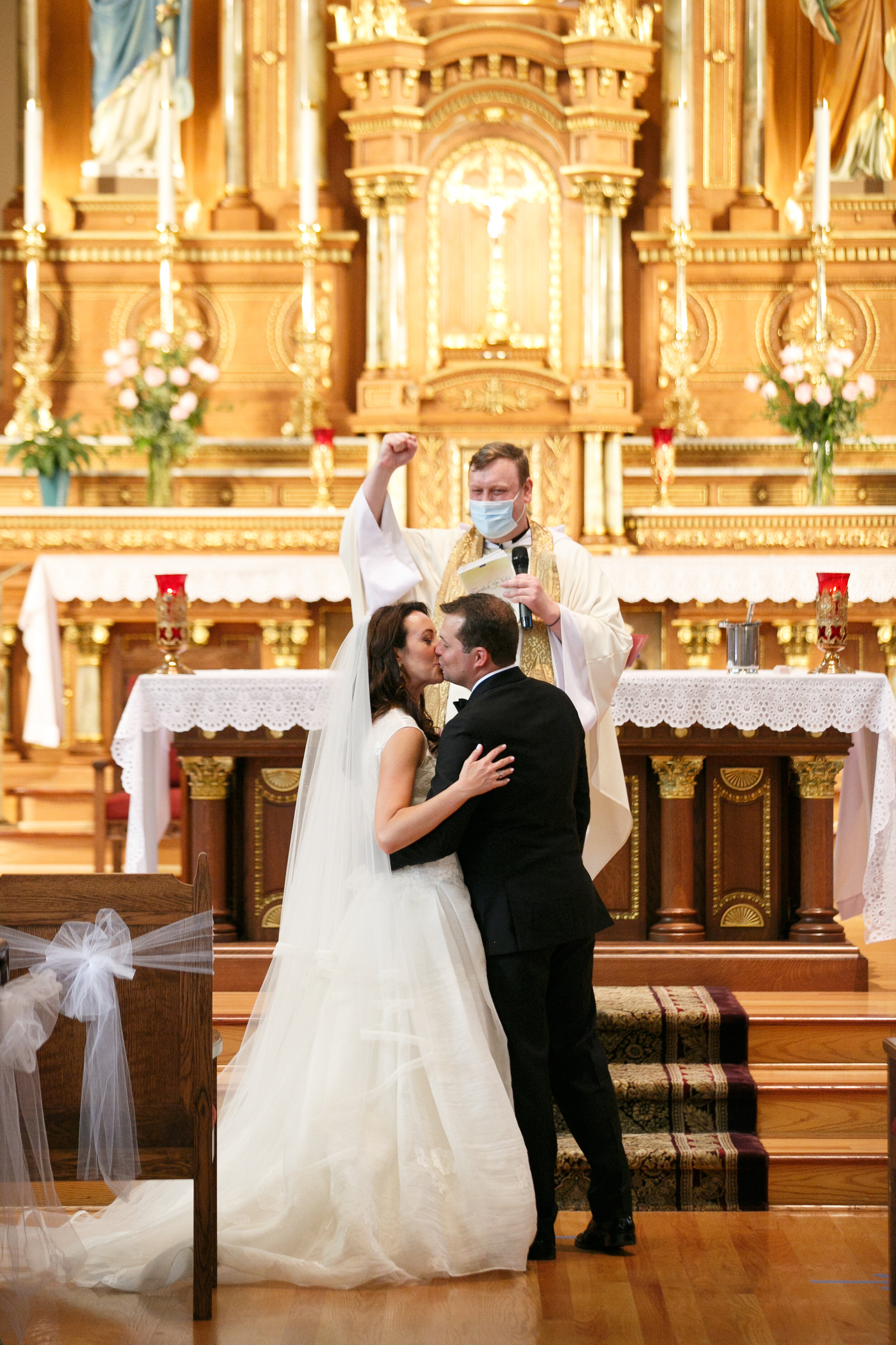 Intimate Summer Wedding with Pretty Colors captured by Husar Photography | CHI thee WED