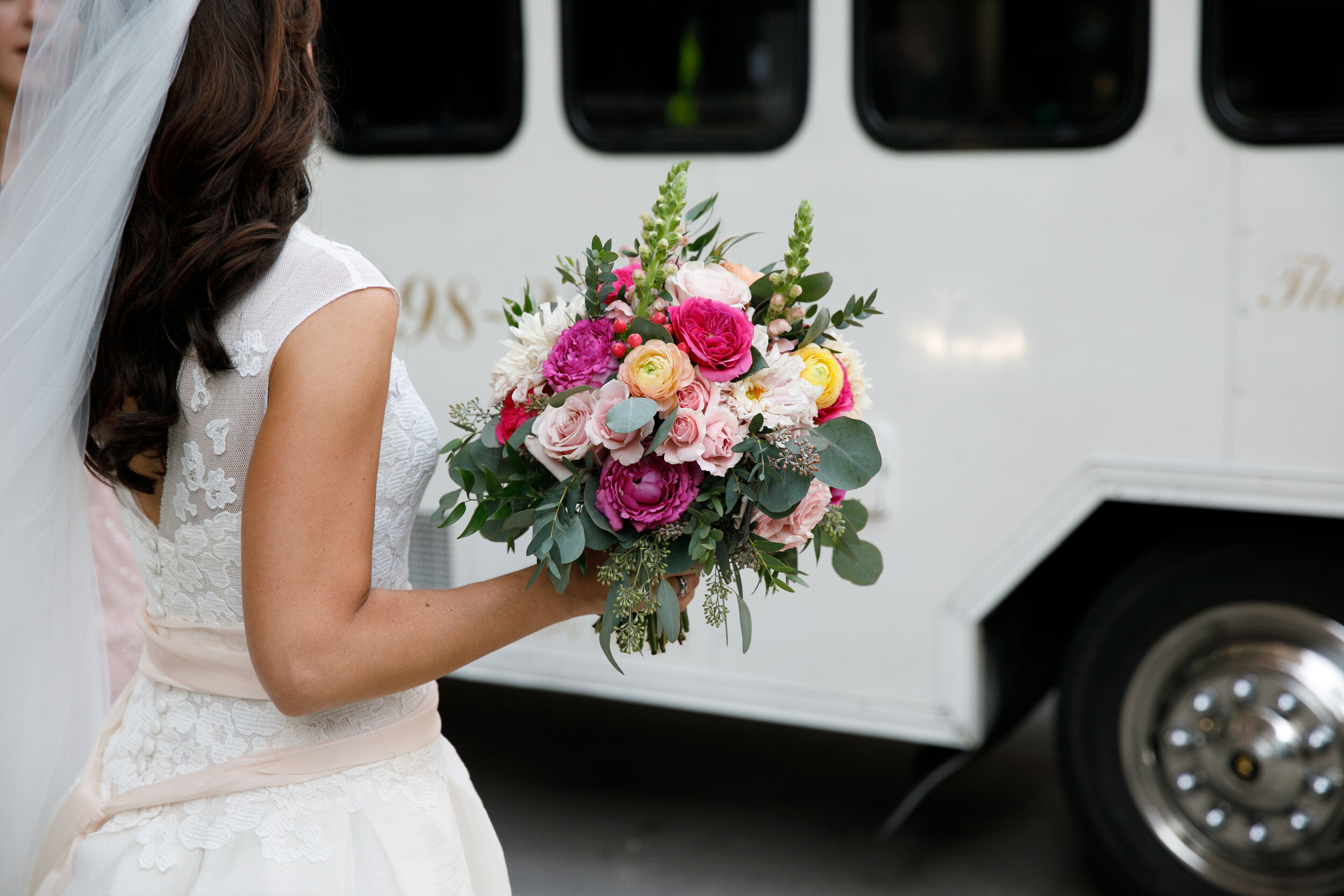 Intimate Summer Wedding with Pretty Colors captured by Husar Photography | CHI thee WED