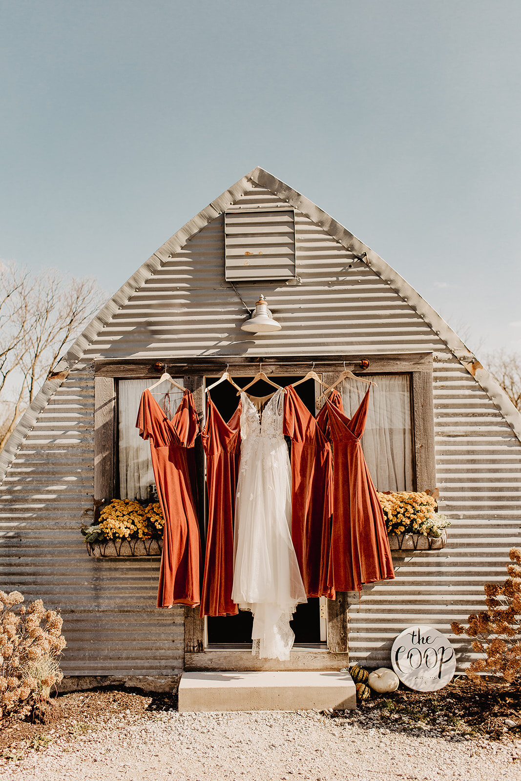 Whimsical Fall Wedding at Emerson Creek captured by Rachel Mae Photography | CHI thee WED