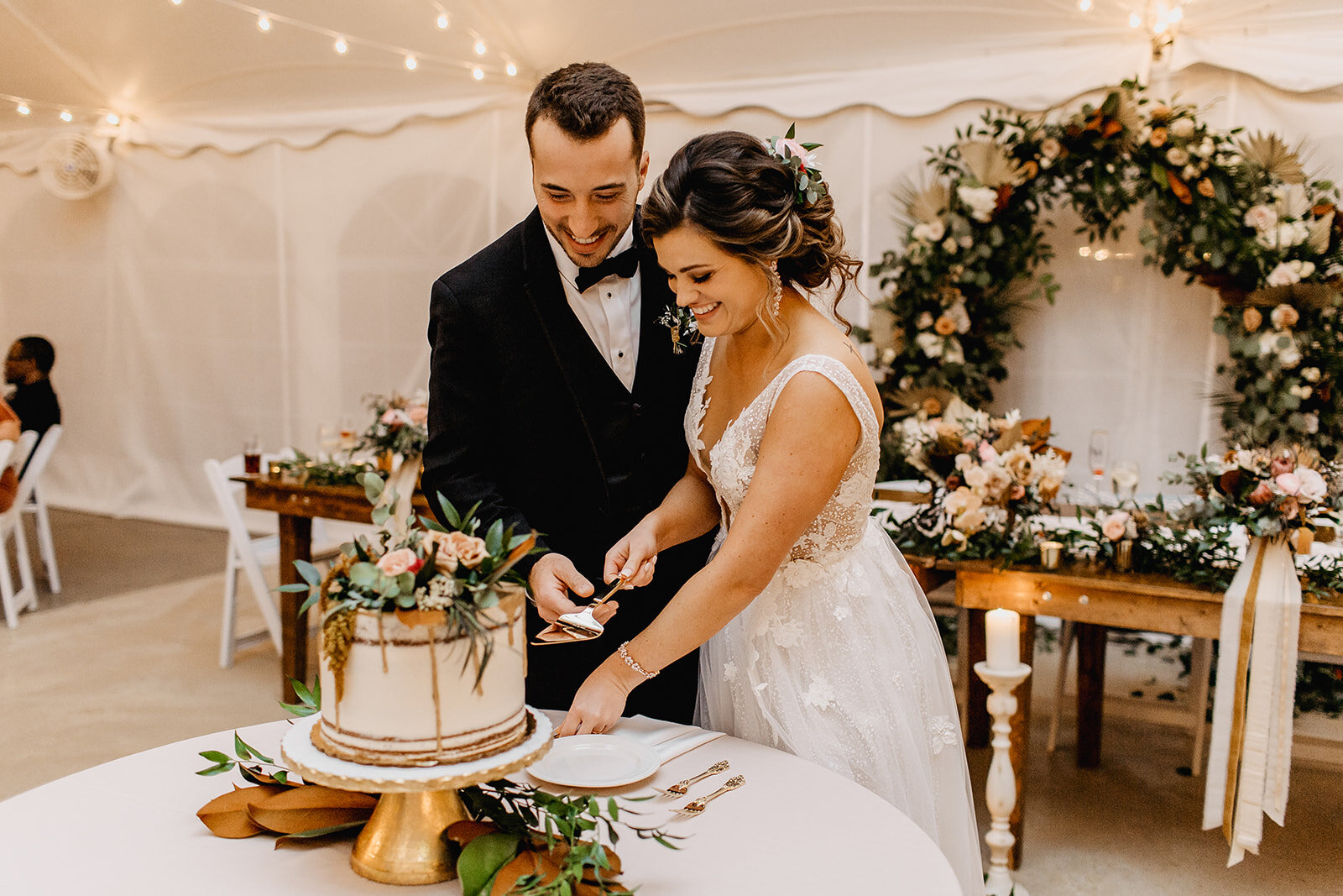 Whimsical Fall Wedding at Emerson Creek captured by Rachel Mae Photography | CHI thee WED
