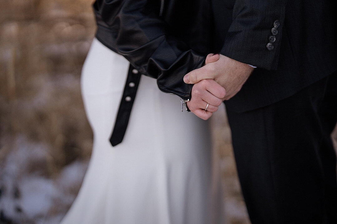 A Pretty Micro Wedding on a Cold Winter Day captured by Millennium Moments | CHI thee WED