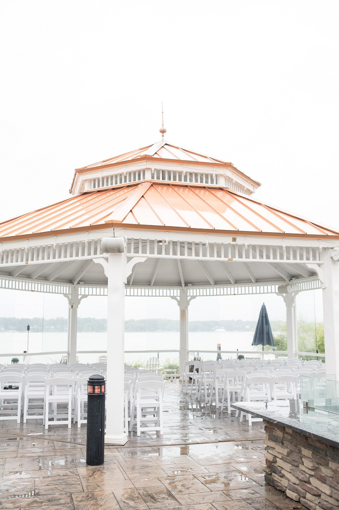 A Romantic Wedding at The Lighthouse Restaurant in Cedar Lake, Indiana | CHI thee WED