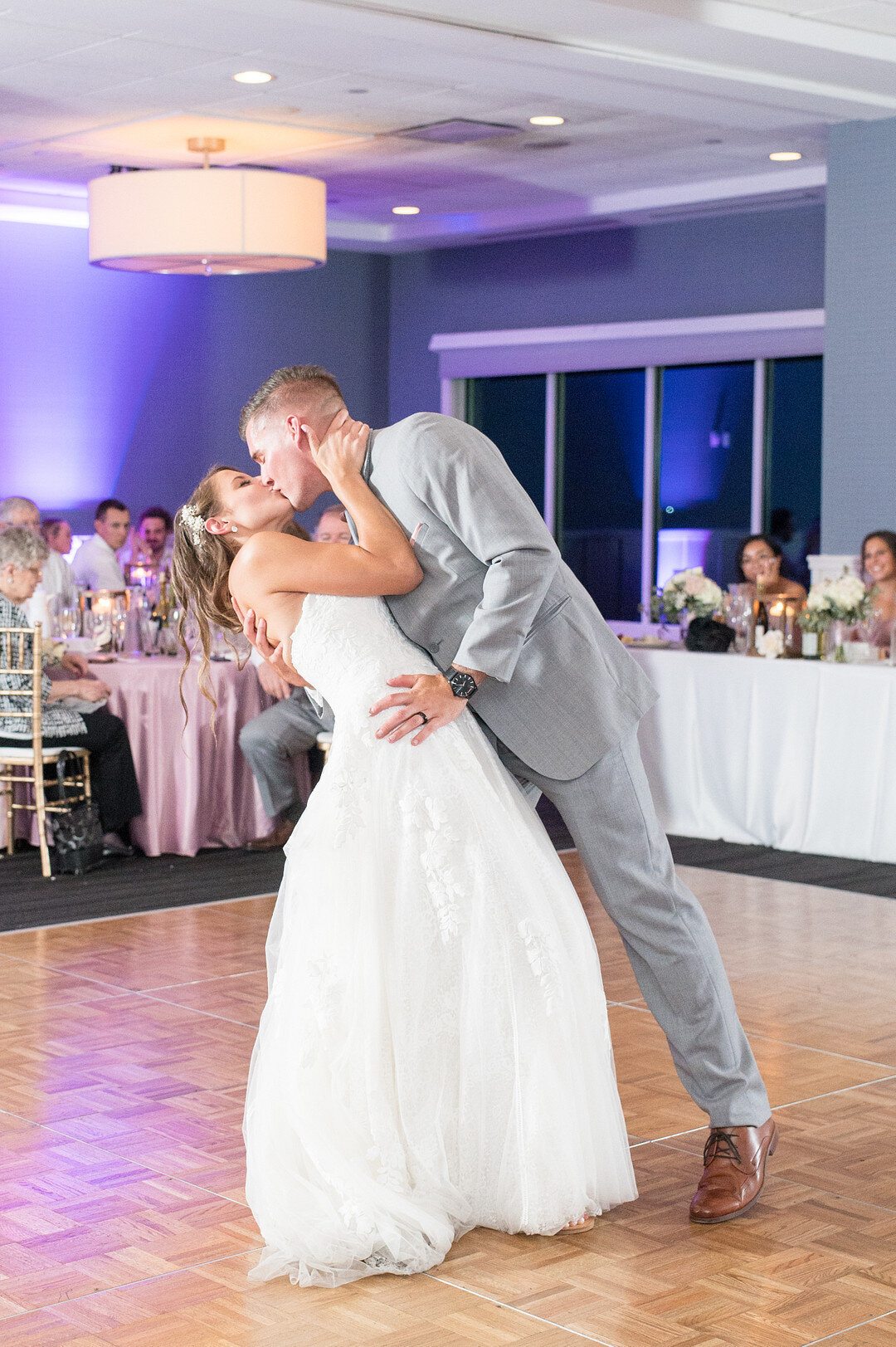 A Romantic Wedding at The Lighthouse Restaurant in Cedar Lake, Indiana | CHI thee WED