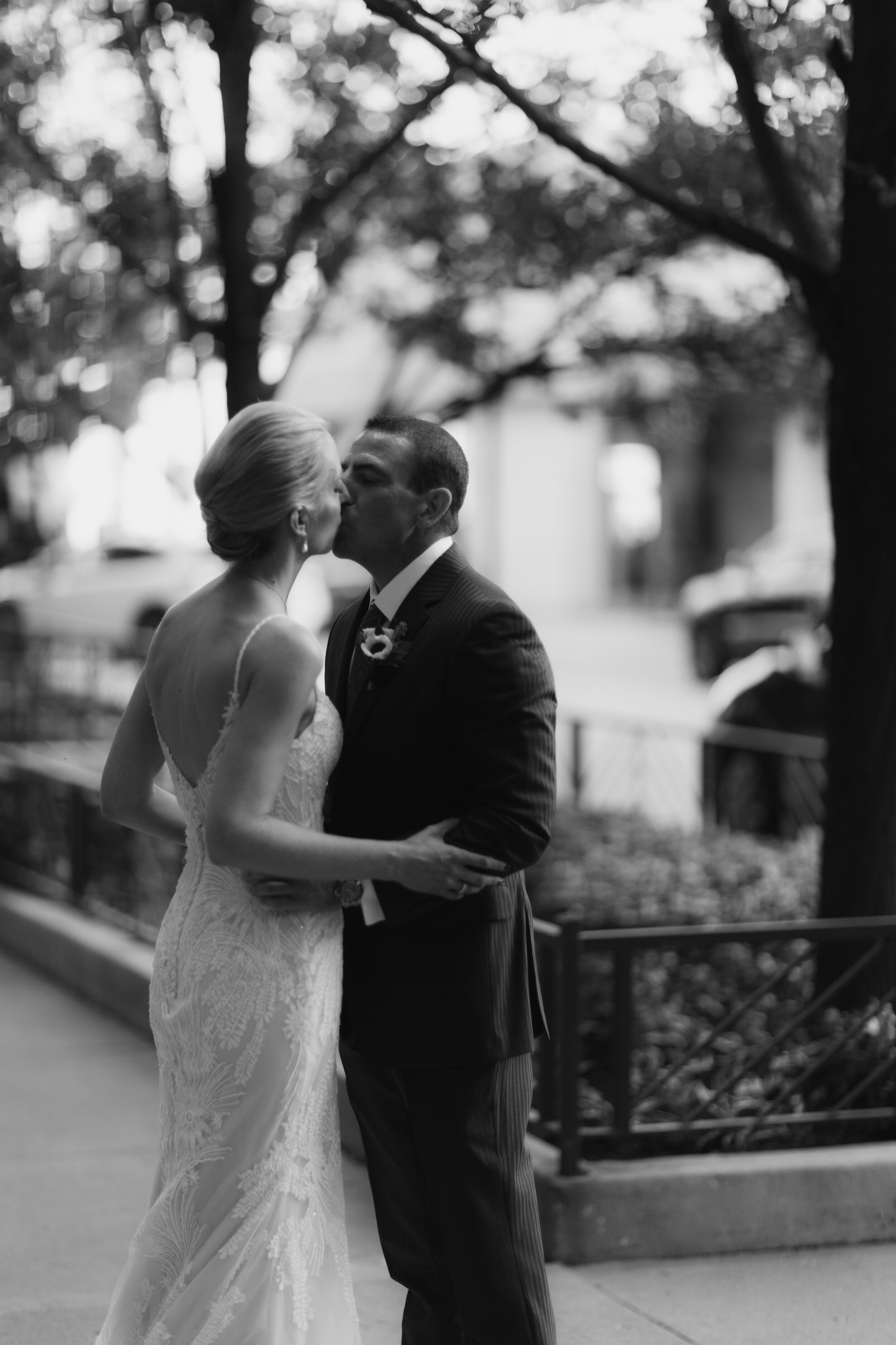 Sweet Summer Wedding Celebration in the City captured by Adam Novak | CHI thee WED