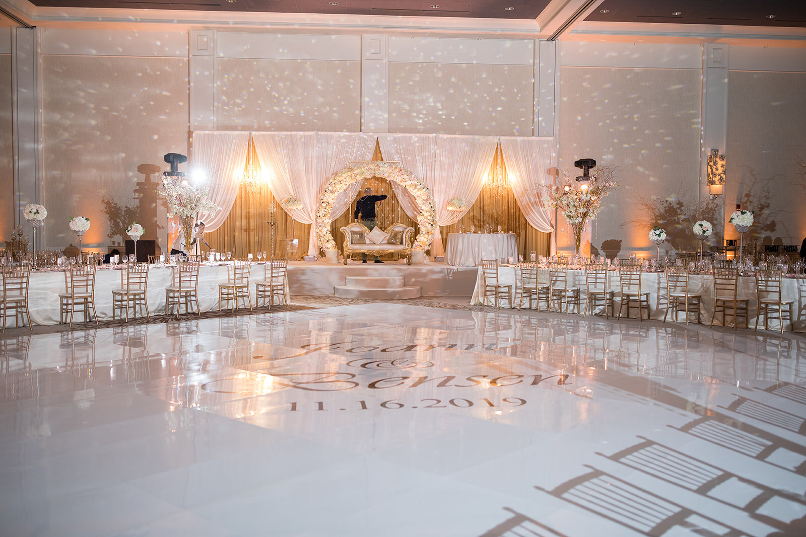 Stylish &amp; Chic Wedding at The Westin O'Hare captured by LeCape Weddings | CHI thee WED