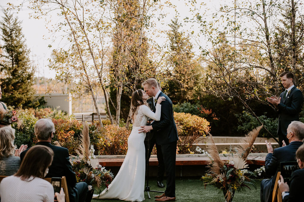 Modern Greenhouse Loft Wedding captured by Ellen Gustafson Photography