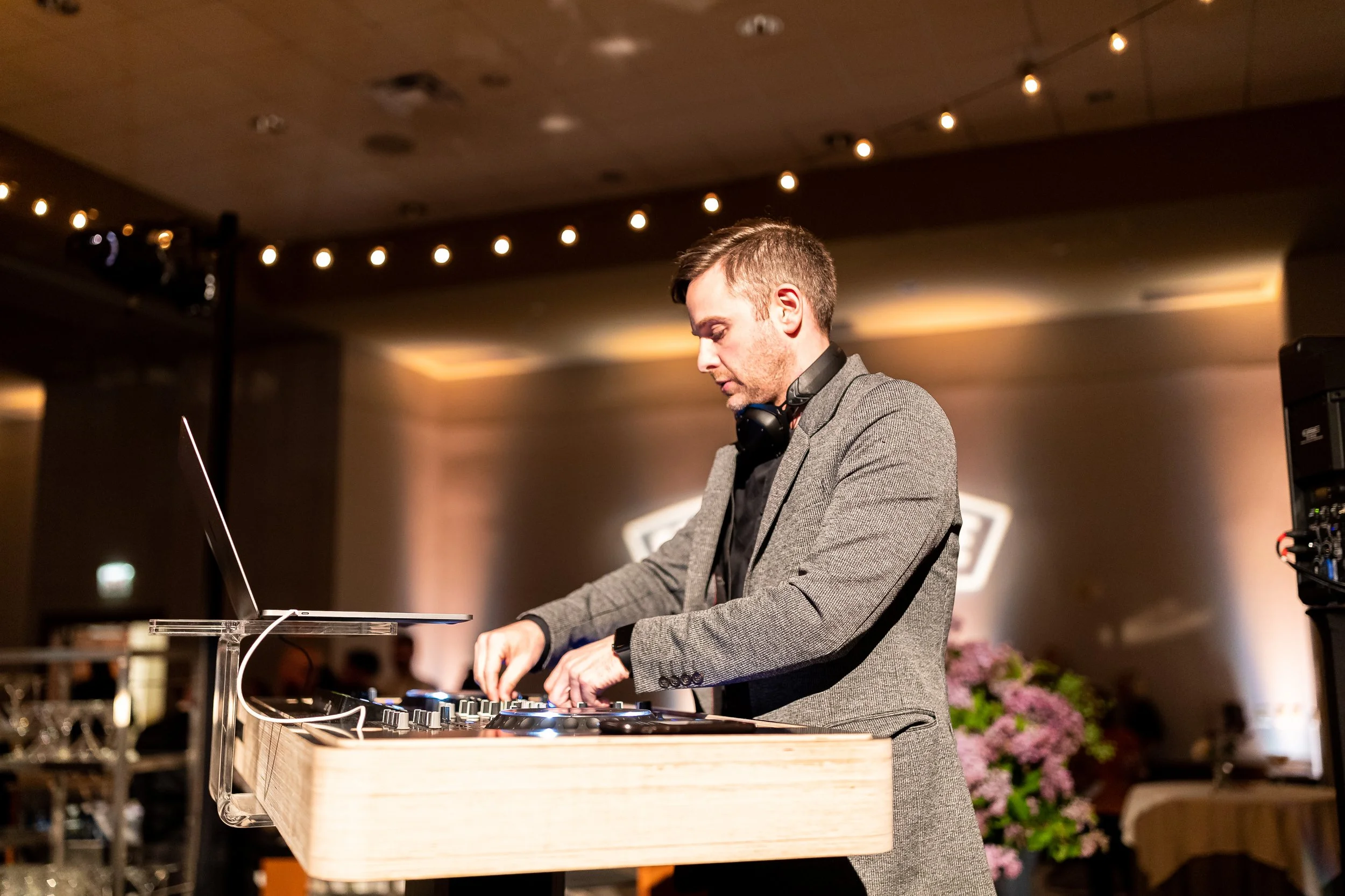 How much should DJ entertainment cost? 