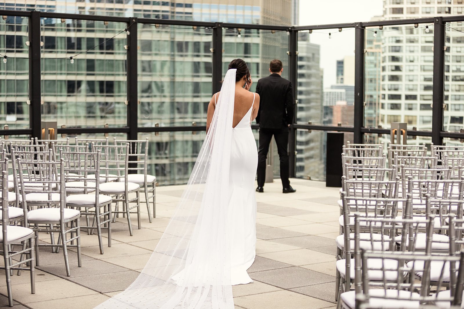 Royal-Sonesta-Chicago-Downtown-wedding-by-Emma-Mullins-Photography-35.jpg