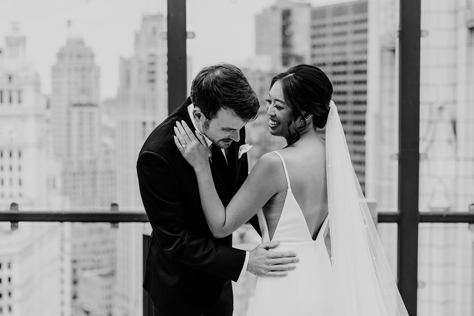 Royal-Sonesta-Chicago-Downtown-wedding-by-Emma-Mullins-Photography-40.jpg