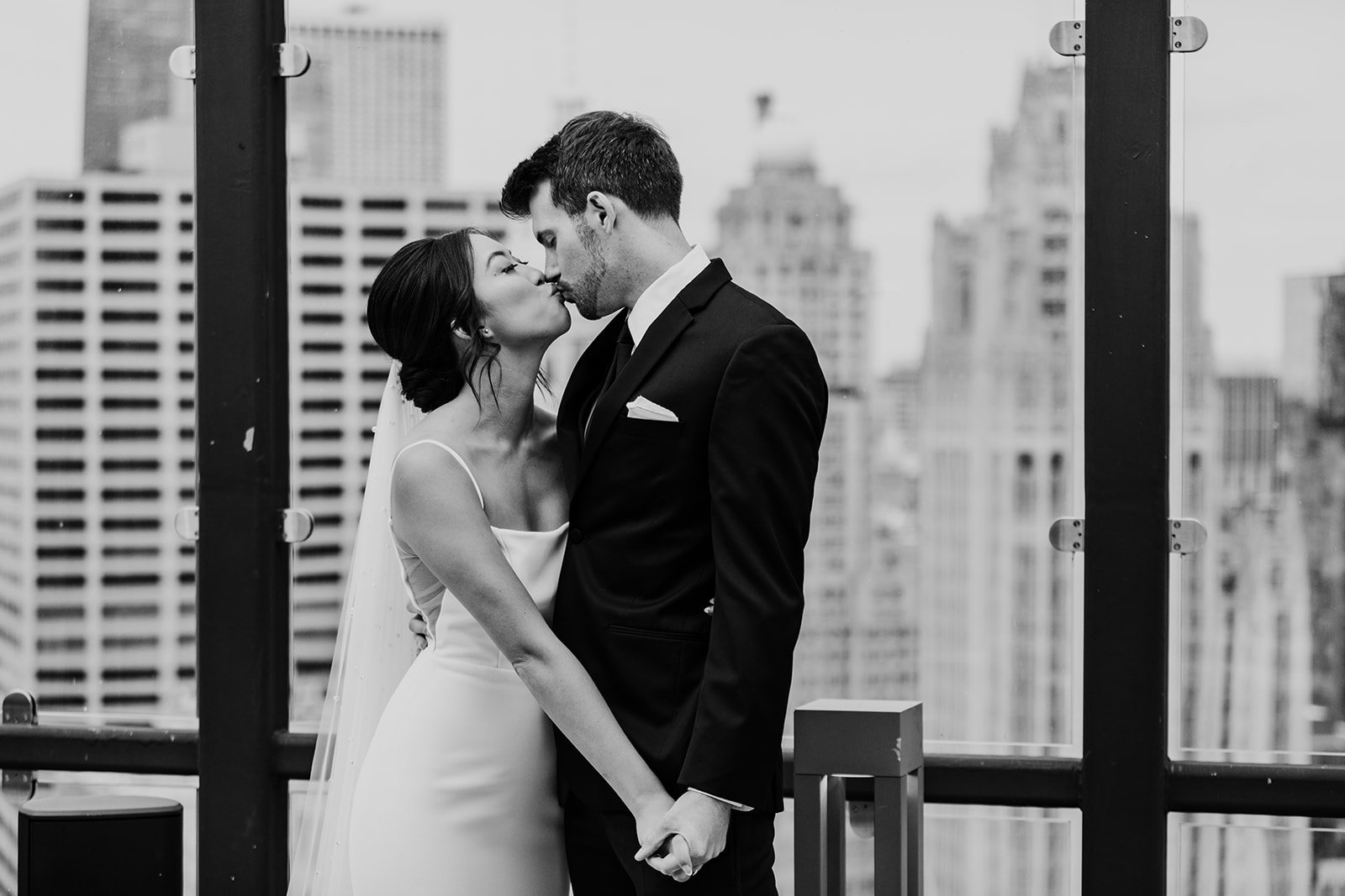 Royal-Sonesta-Chicago-Downtown-wedding-by-Emma-Mullins-Photography-50.jpg