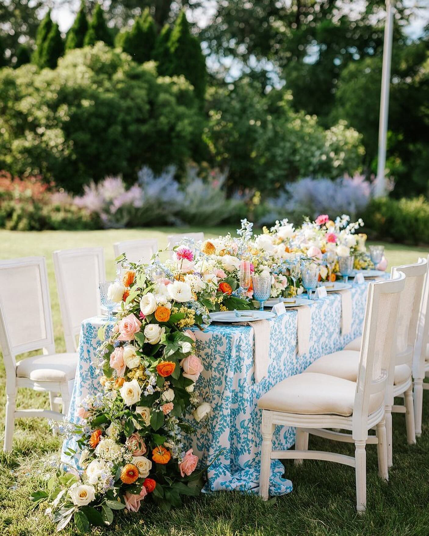 This team created an anniversary styled shoot for a couple on their one year anniversary. It is a Cape Cod inspired tablescape showing off what florals and a unique tablecloth can do for a table!!
Planning + Design: @northwestweddings 
Photography: @