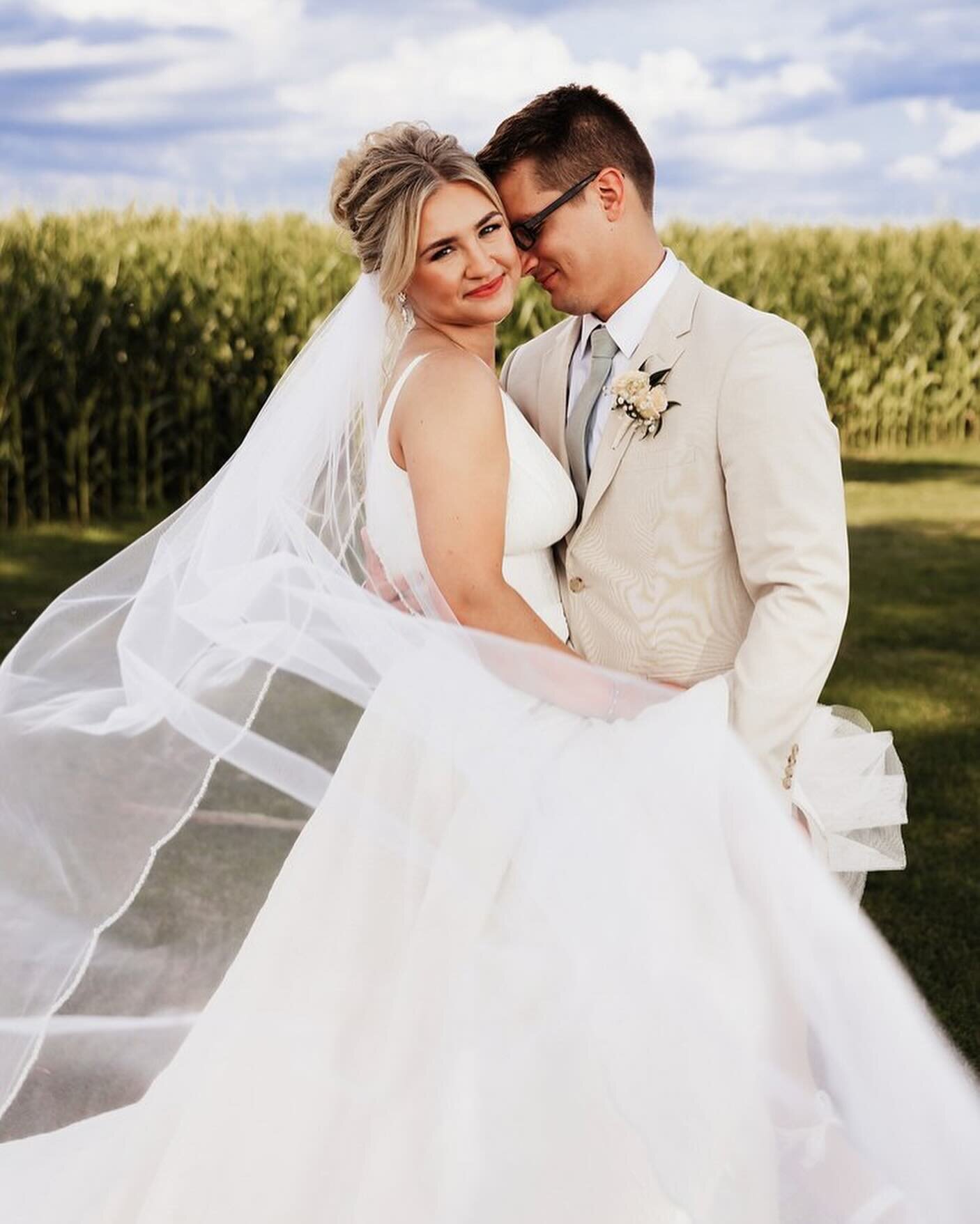 Sable Creek Homestead in Minooka did not disappoint! This barn is the perfect blend of modern and rustic and their land is so dreamy! This beautifully restored 1930s barn is the most amazing blank canvas to bring your vision to life.
Photography: @sh