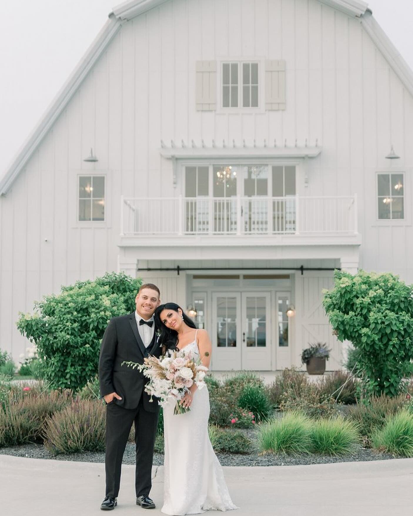 Beautiful Wedding at Providence Vineyard in Hebron, Illinois. Providence Vineyard is a luxury wedding venue, north of Chicago. The property is built around a lovely white event space, making a perfect backdrop for a wedding day.
Photography: @emmabel