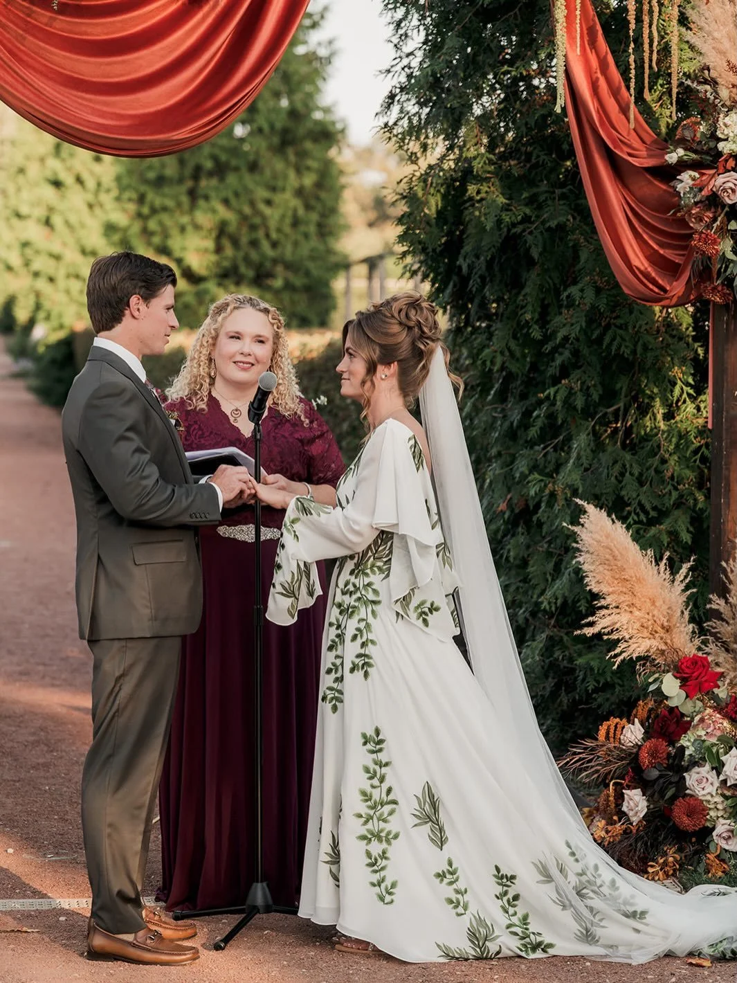 We are so excited to welcome new @chitheewed community member @4everincredible! 

Carla Doshi is the Chicago wedding officiant and ceremony storyteller behind Forever Incredible Ceremonies, creating custom wedding ceremonies that feel so personal, gu