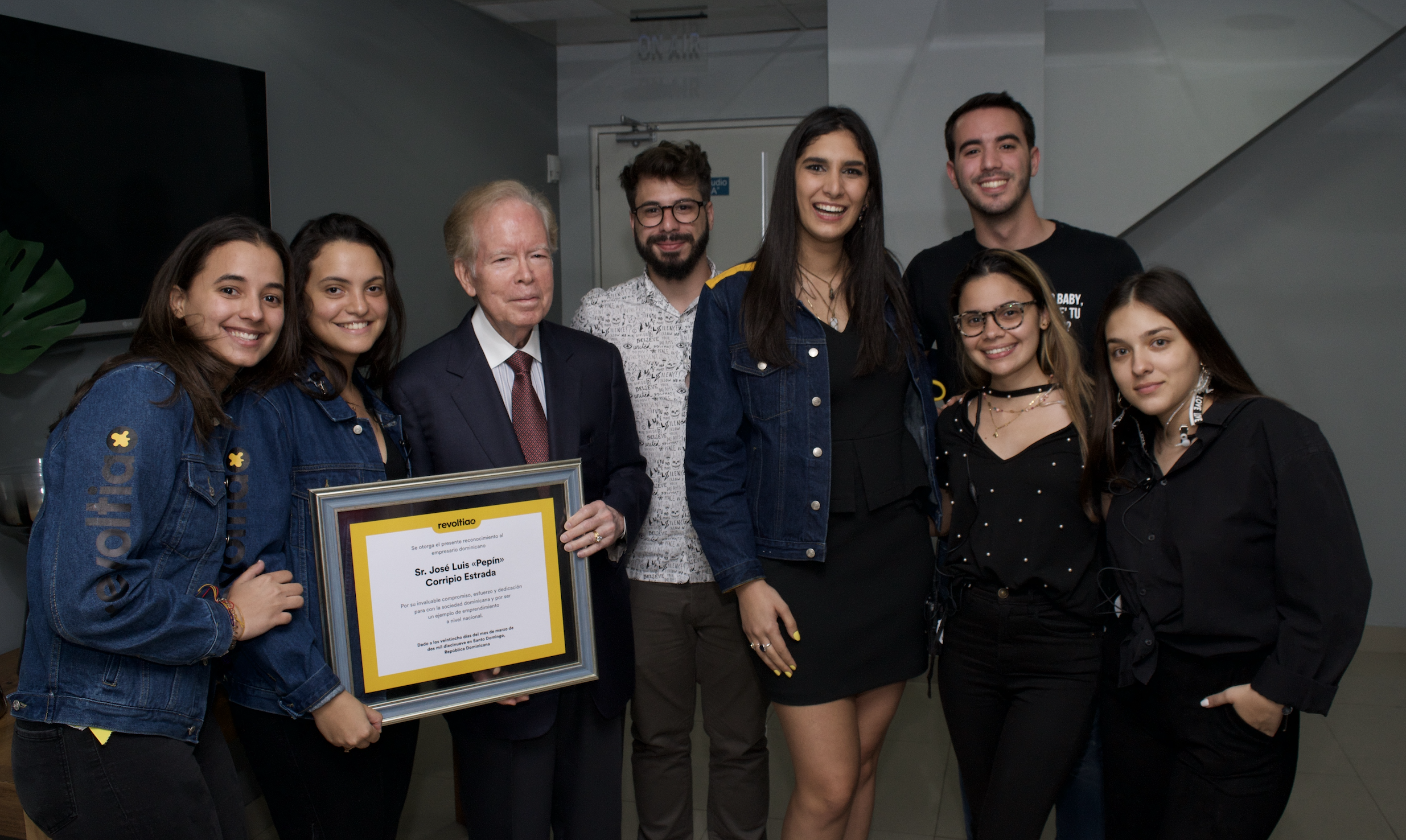 Equipo de Revoltiao junto a Pepin Corripio.png
