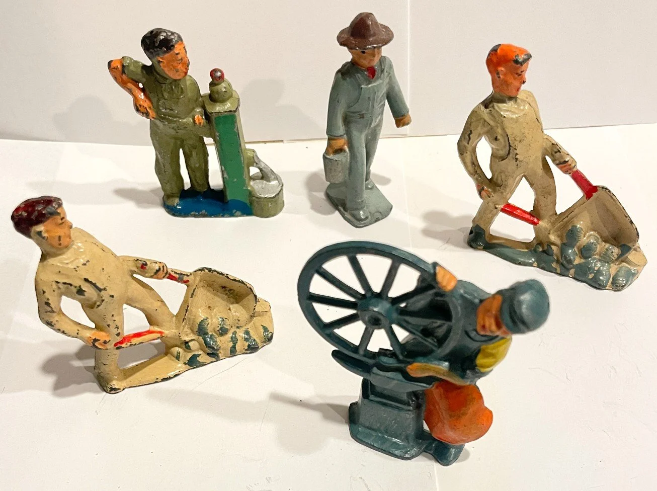 MO5WORKERS.jpg