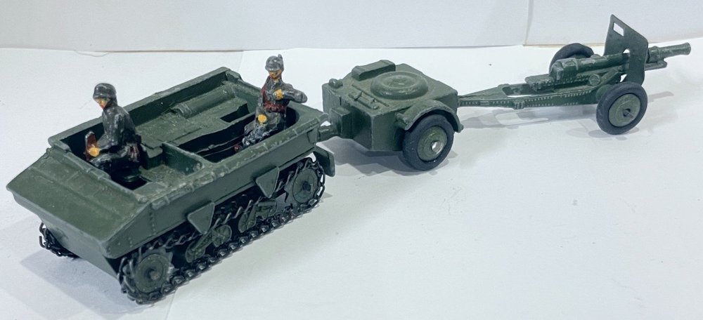 Dinky Toys 162a Light Dragon Artillery Tractor with wheels - a photo on