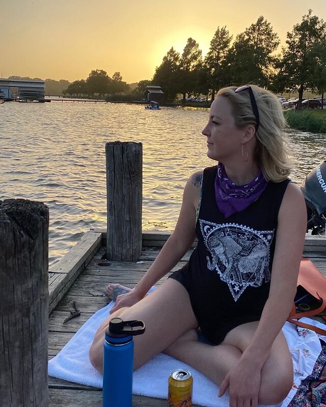 I went kayaking with some friends last night.  It was so fun that I don&rsquo;t know why I haven&rsquo;t done this every weekend.  Afterwards, we sat on the dock and had a picnic and watched the sunset.  People around us were fishing, we ate crunchy 