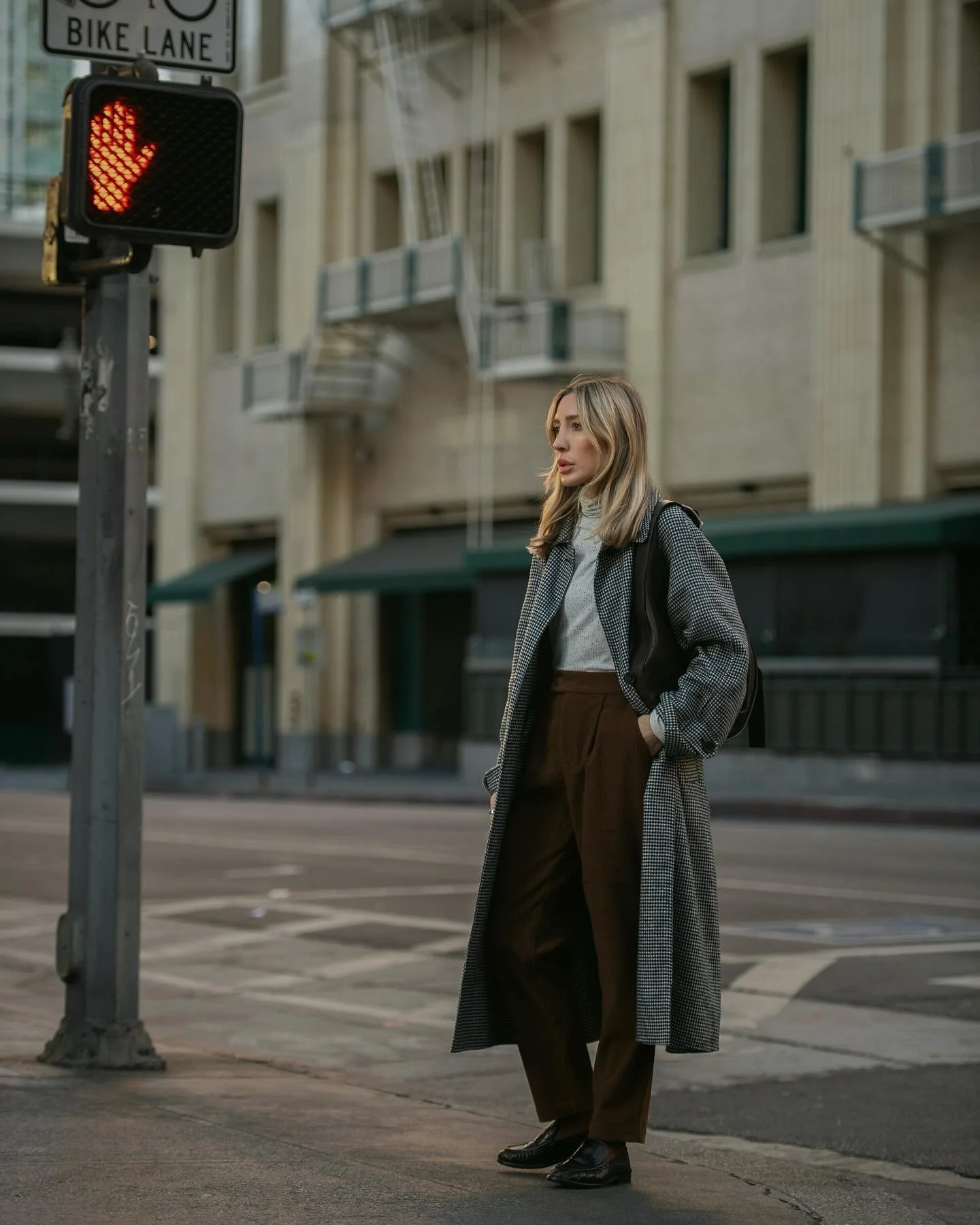 The magic of a strong wardrobe is in its versatility; two ways to wear the @varley long coat. #ad