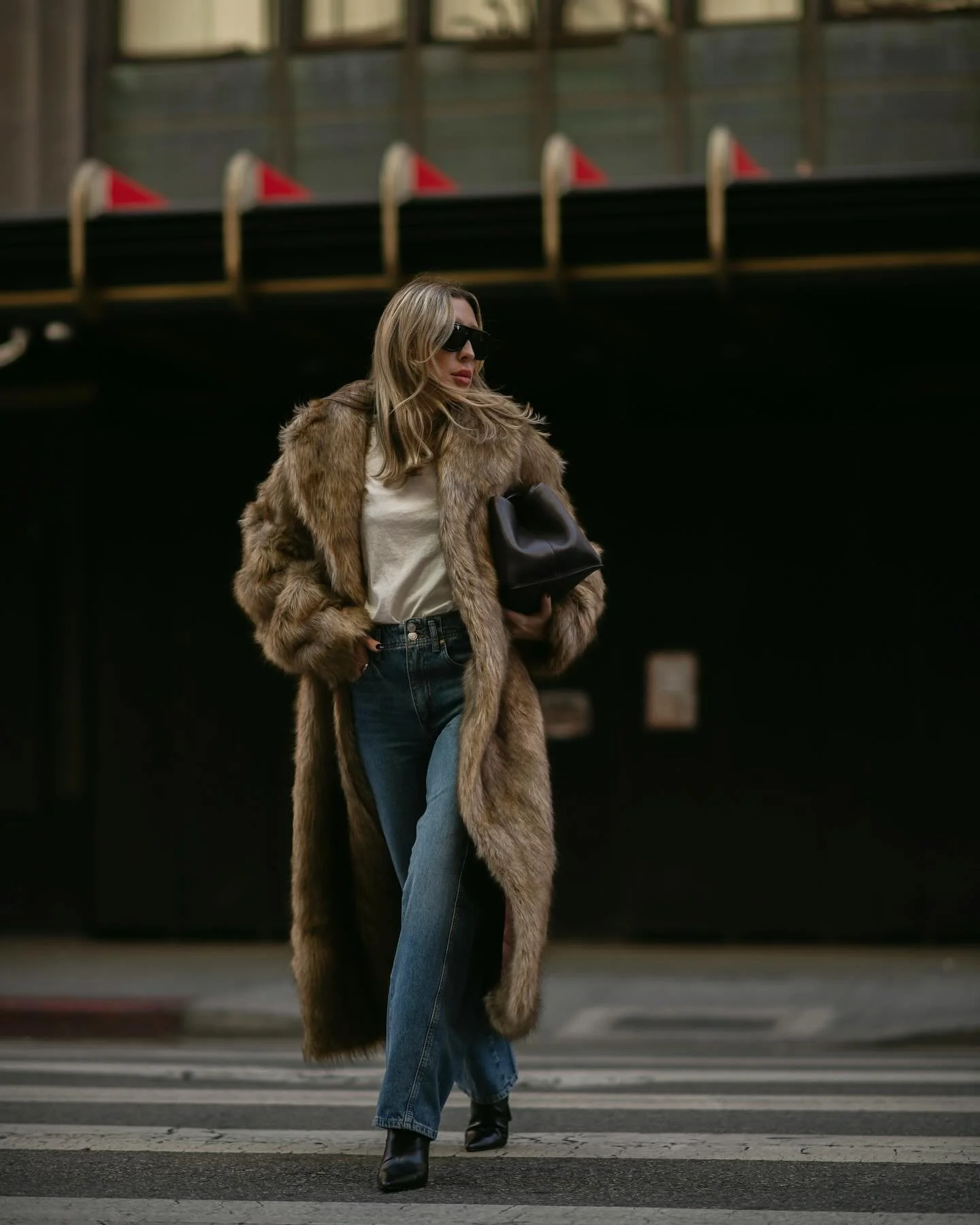 Last week, an impressively large box from @freepeople arrived at my door, a ritual that has become part of my seasonal refresh. Each season, I find myself drawn to the effortless charm of FP&rsquo;s collections. Last year, it was their perfect barrel