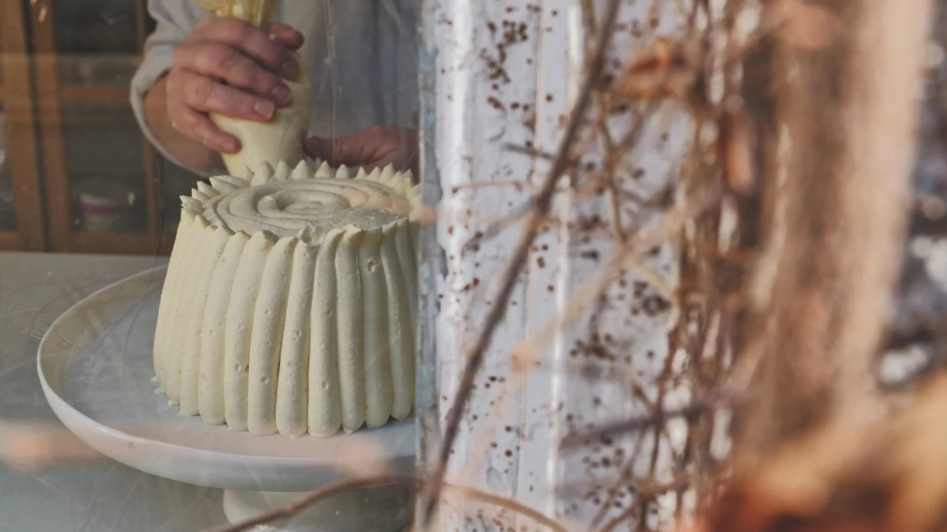 nadine-ingram-cake-on-stand-documentary-photography-flore-vallery-radot.jpg