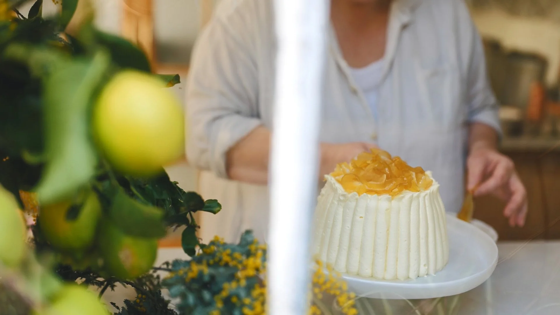 nadine-ingram-decorating-cake-documentary-photography-flore-vallery-radot.jpg