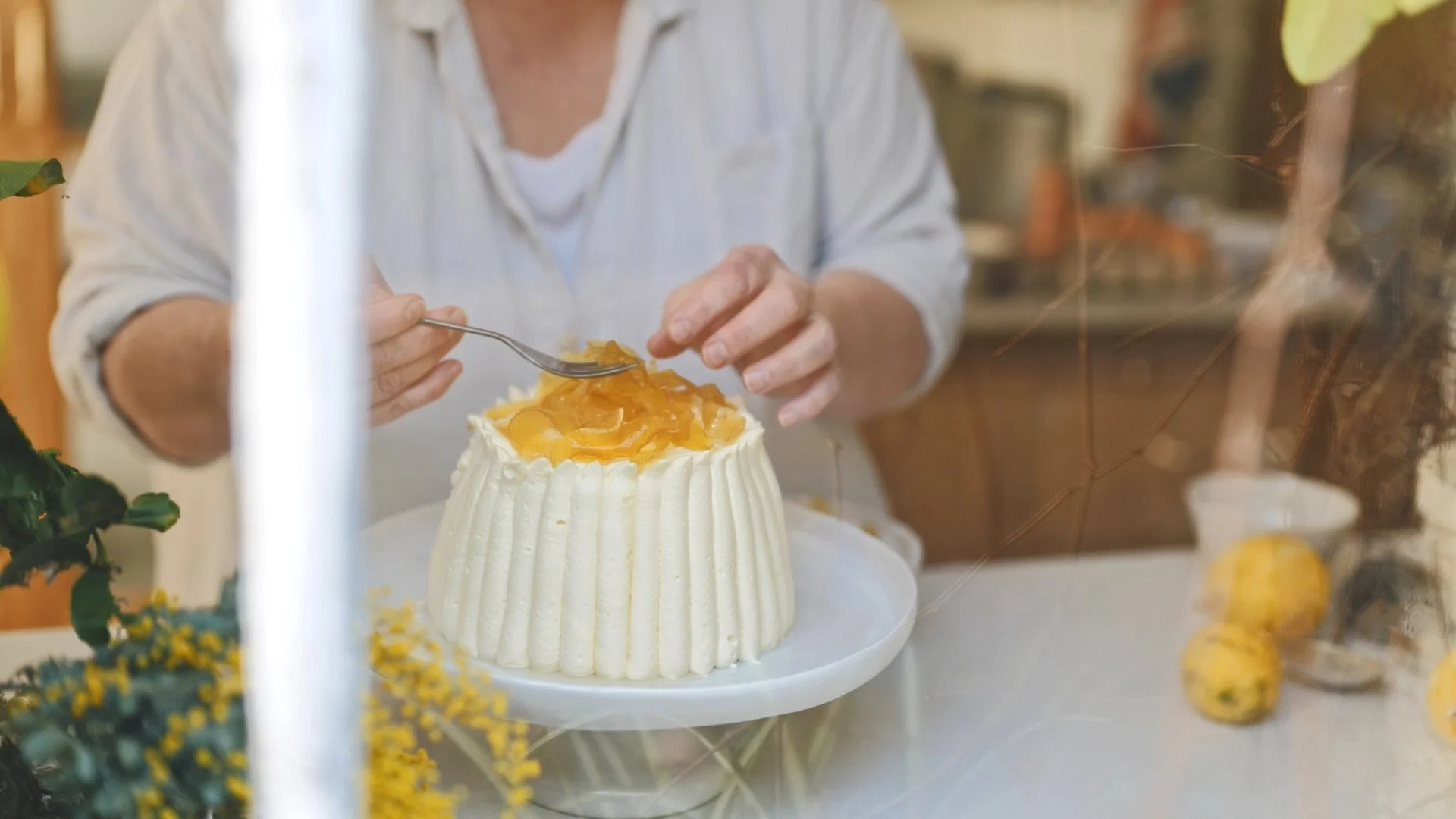 nadine-ingram-finishing-cake-documentary-photography-flore-vallery-radot.jpg