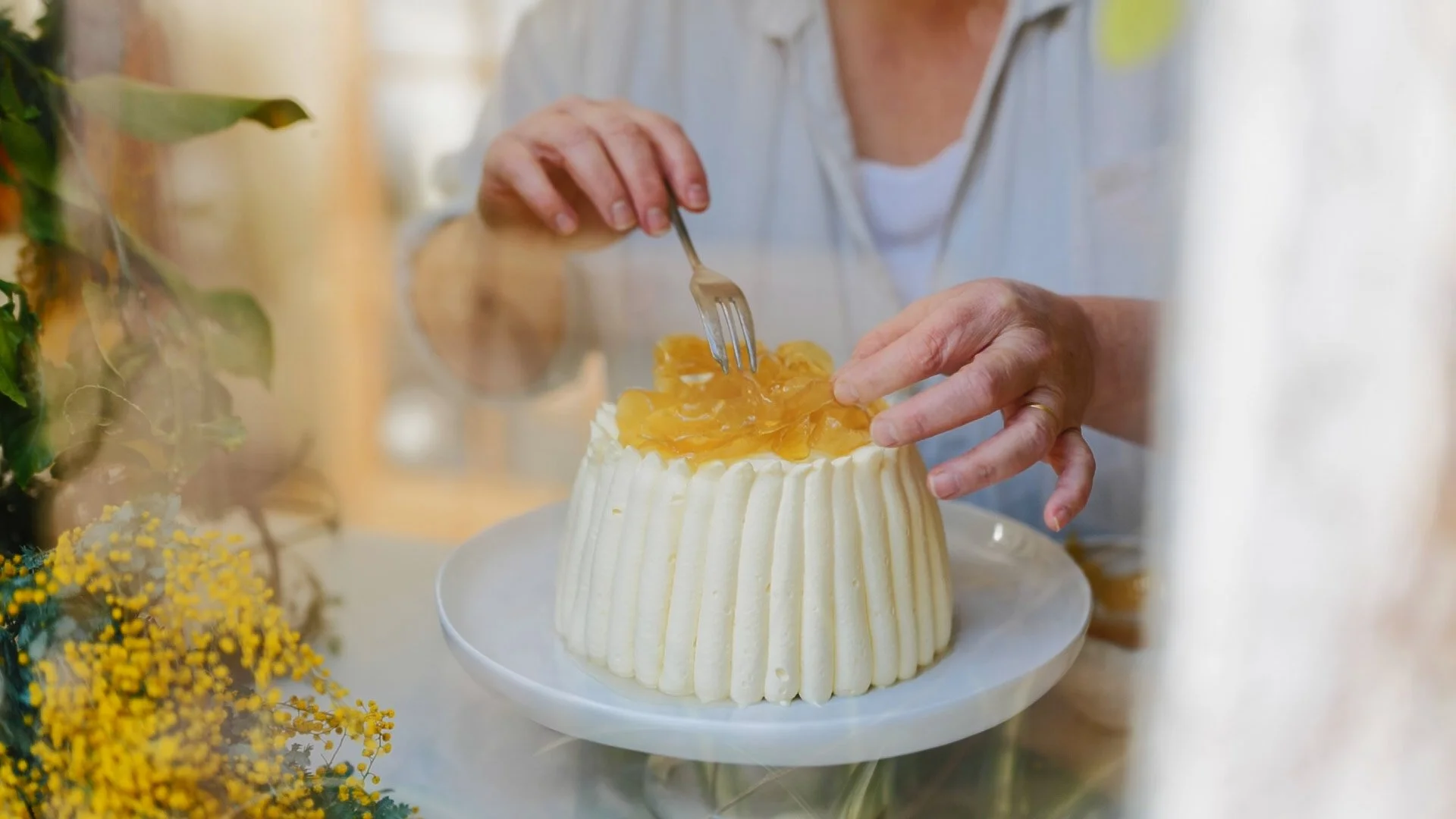 nadine-ingram-garnishing-cake-documentary-photography-flore-vallery-radot.jpg