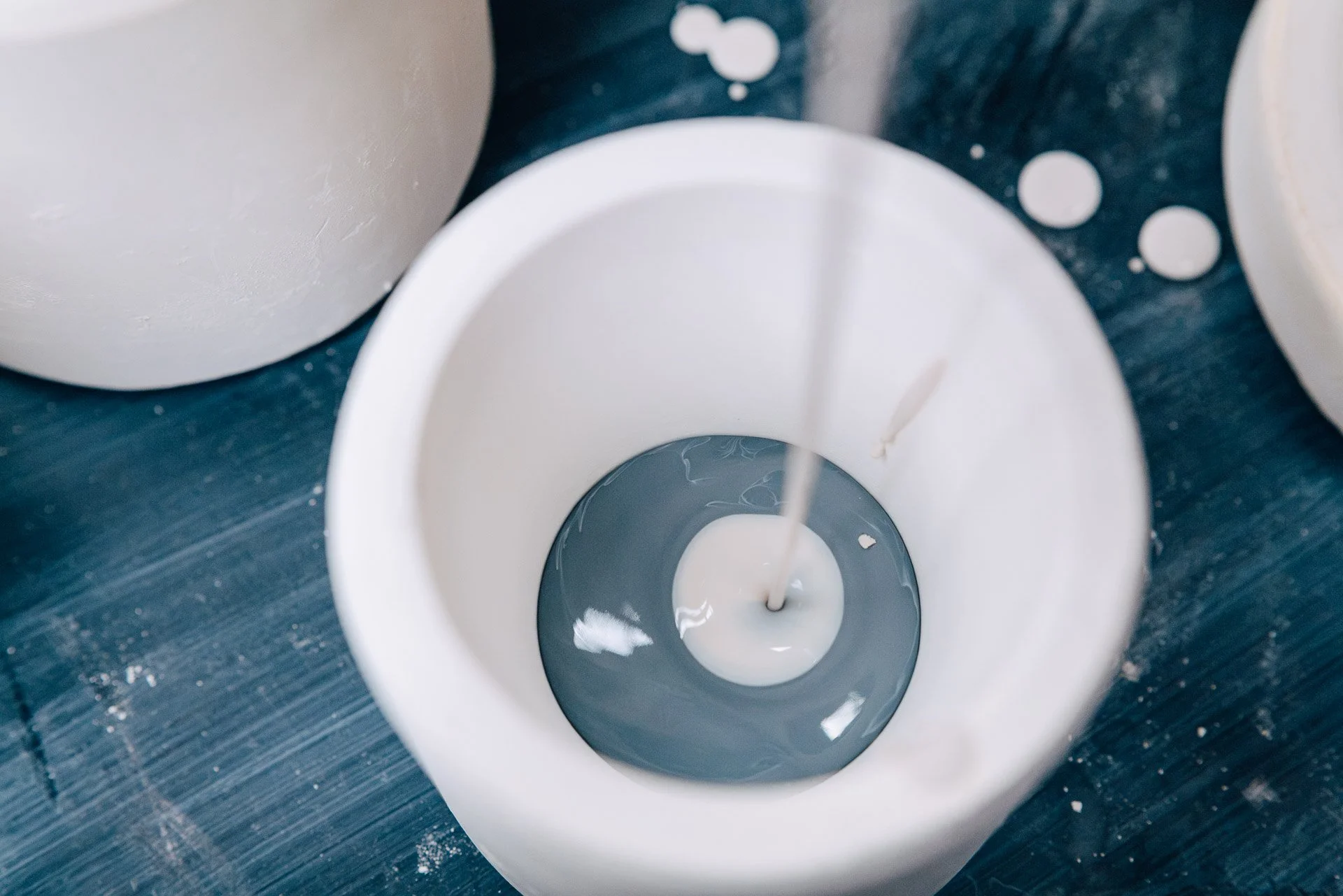 louise-martiensen-louisemstudio-pouring-blue-slip-documentary-photography-flore-vallery-radot.jpg