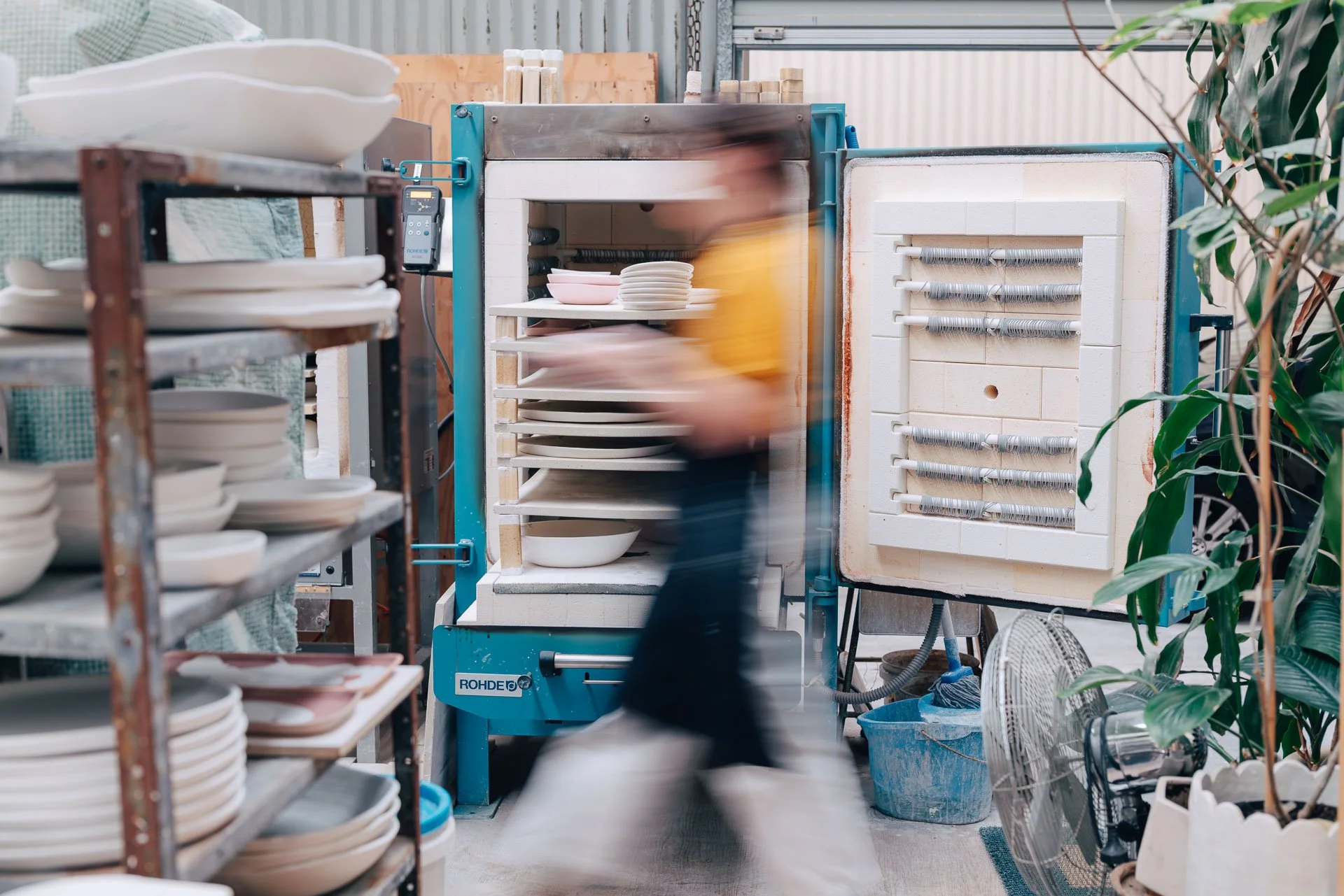 louise-martiensen-at-her-kiln-documentary-photography-flore-vallery-radot-louisemstudio.jpg