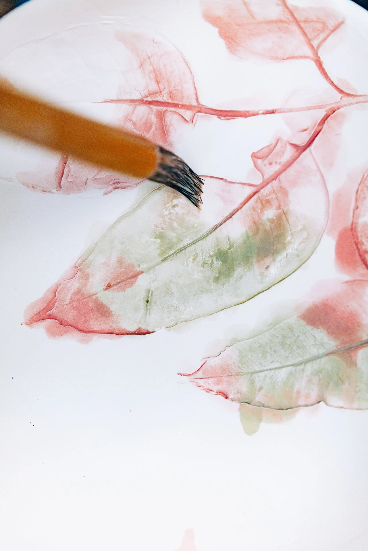 louise-martiensen-coloured-glaze-on-porcelain-documentary-photography-flore-vallery-radot-louisemstudio.jpg