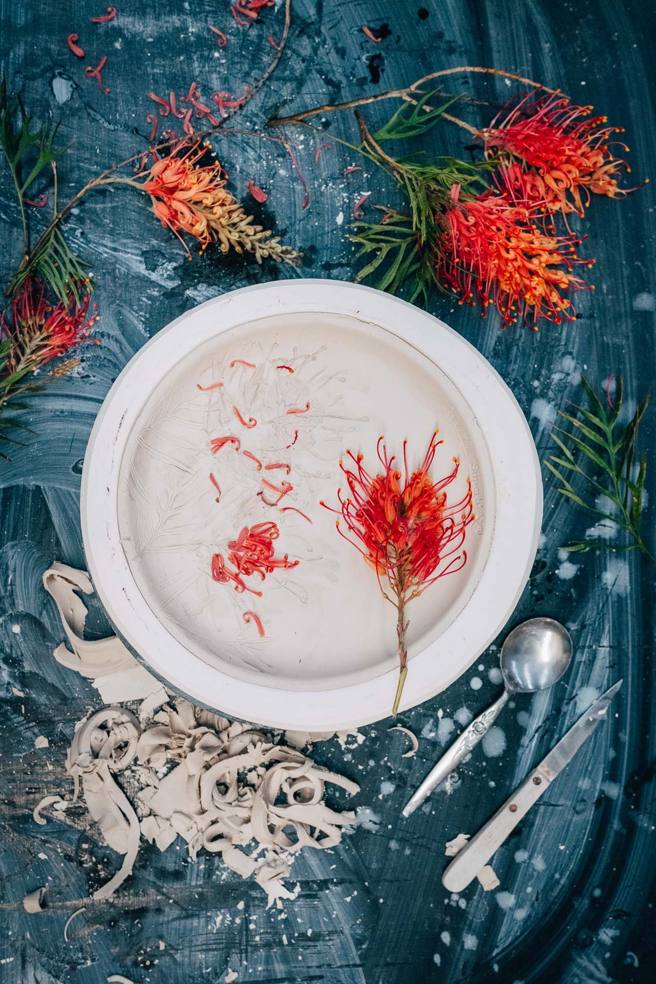 louise-martiensen-pressing-flowers-on-porcelain-documentary-photography-flore-vallery-radot.jpg