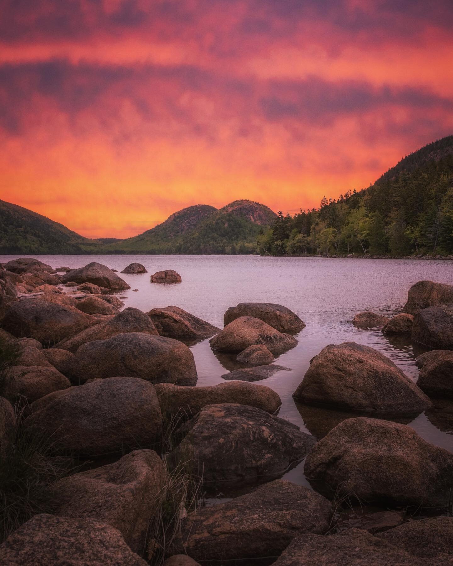 Once upon a sunset 🌞 in Acadia National Park 😍 Boulders to Bubbles with Jordan Pond in-between 🧡 The North Bubble, to the left has the highest elevation at 872 feet. The South Bubble follows at 766 feet.