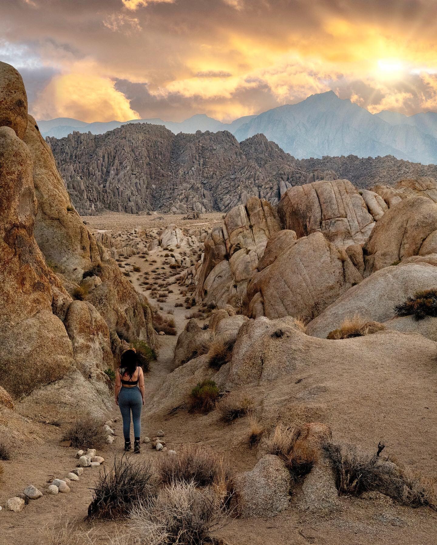 One of the most unique landscapes I&rsquo;ve ever had the pleasure to walk through 😍 and with the Sierras as a backdrop 😮🌄

#naturelovers #desertlife #california #alabamahills #westcoast #easternsierra