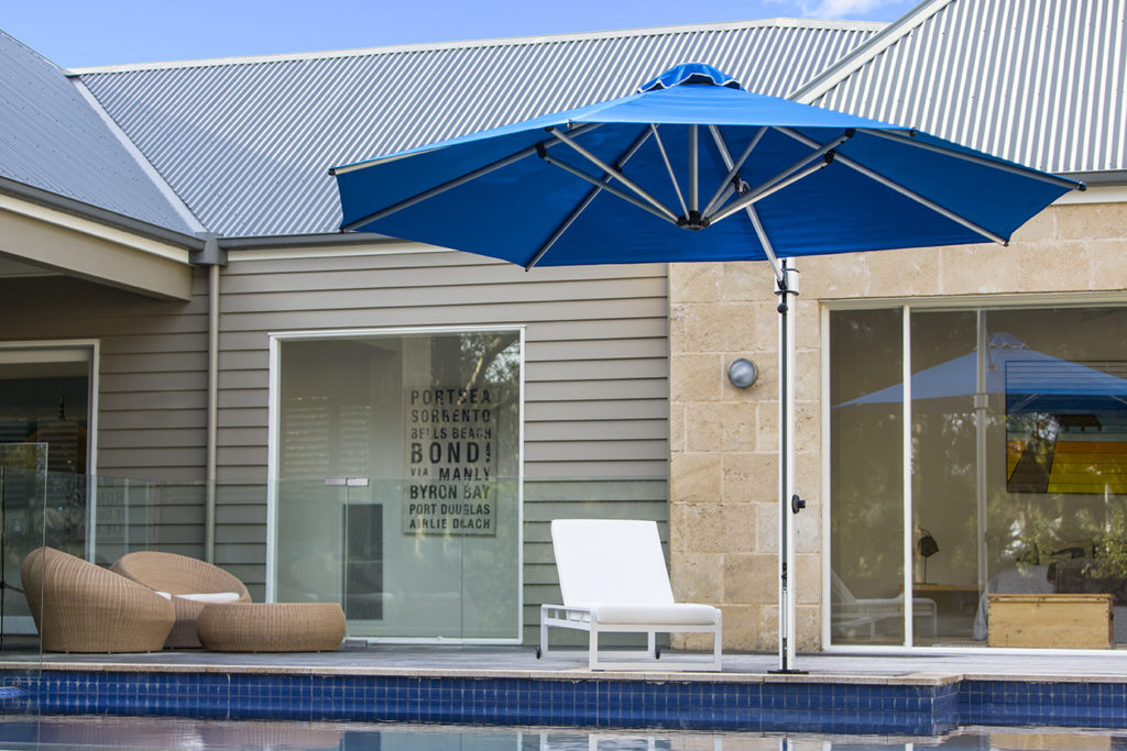 Aurora_cantilever_umbrella_blue_poolside.jpg