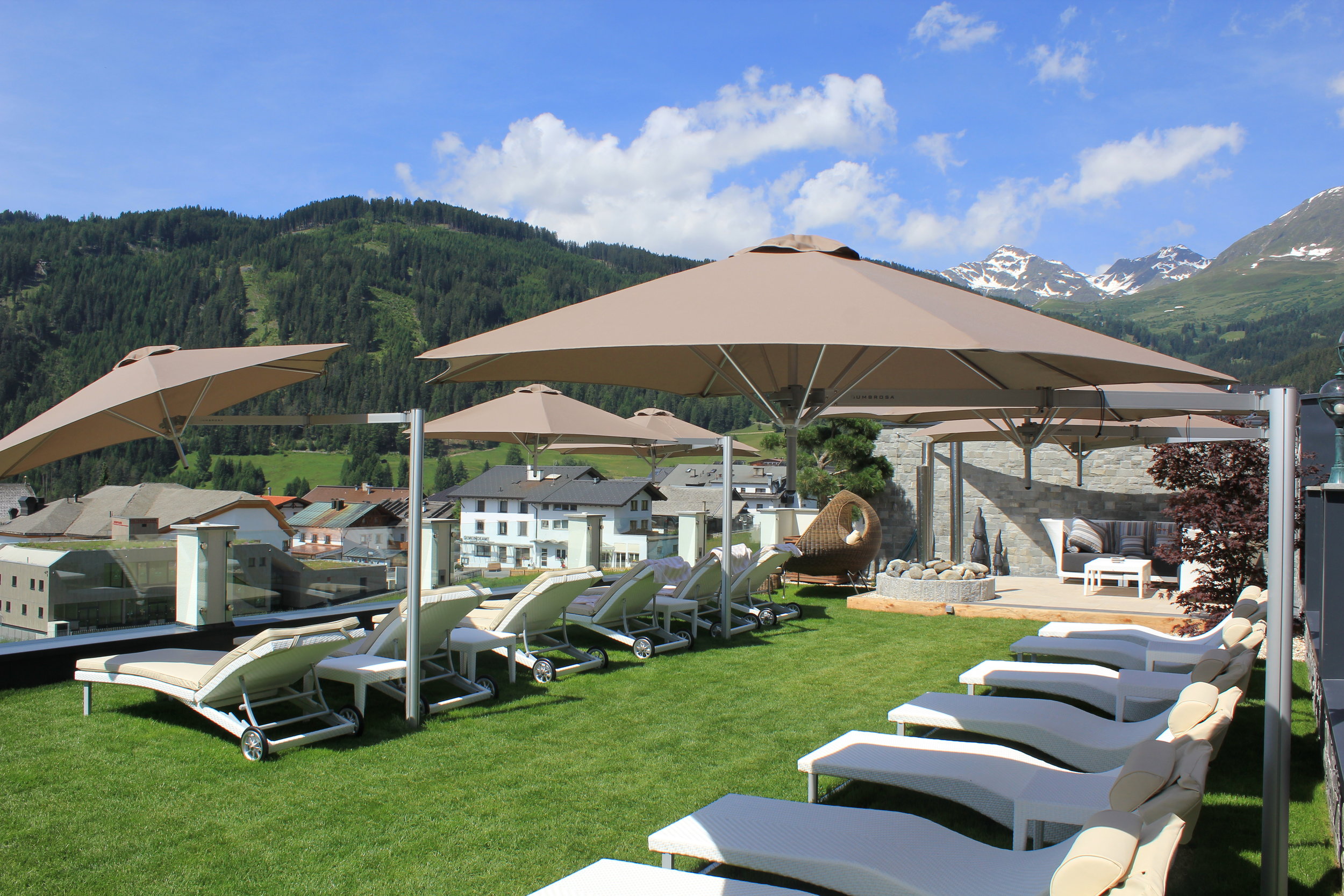 Paraflex parasols Cervosa Serfaus HR.jpg