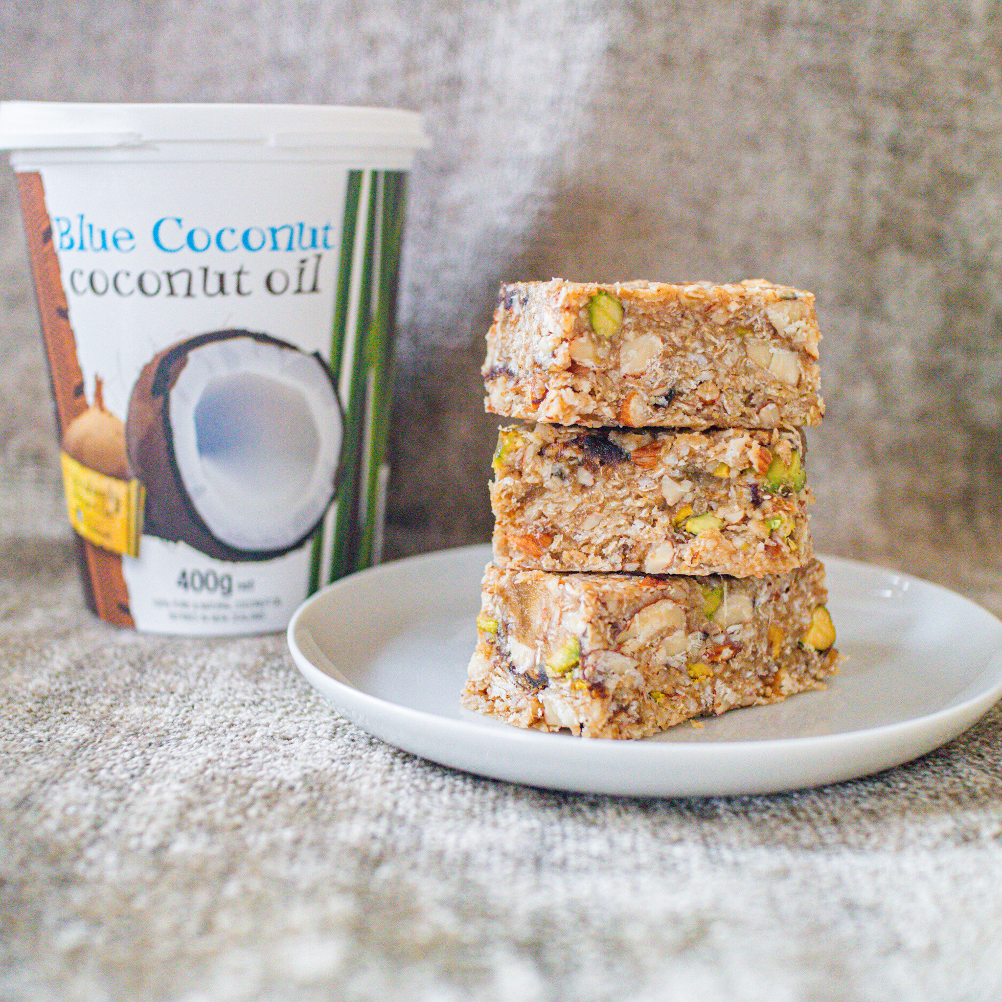 Sometimes it's challenging to sit and eat a delicious, nutritious breakfast 😓 These muesli bars made with @bluecoconutnz  coconut oil are perfect for when you need breakfast on the go or want a healthy snack 🏃 Swipe along for the full recipe 👉

#f