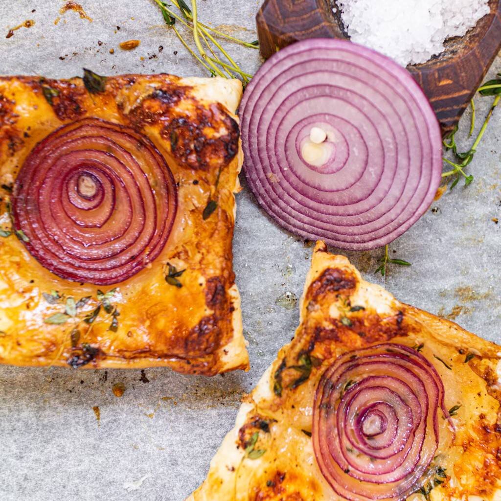 If you're looking for a fancy treat to bring to your next gathering, you must make these TikTok-trending upside-down balsamic onion tarts 🧅 Scroll along for the recipe so you can make this for your next dinner party.

#foodmarketing #tiktokfood #foo