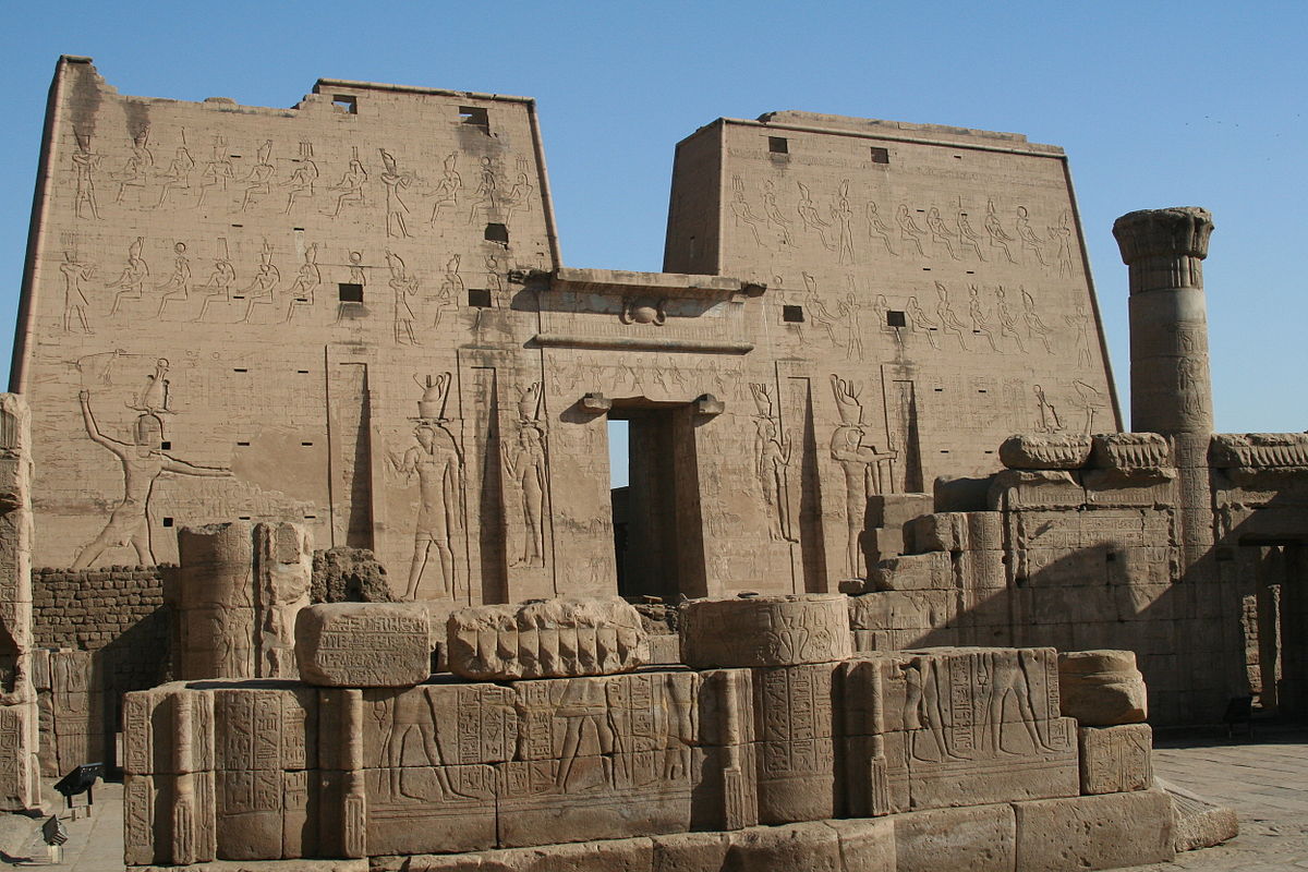 1200px-S_F-E-CAMERON_EGYPT_2006_FEB_00289.JPG