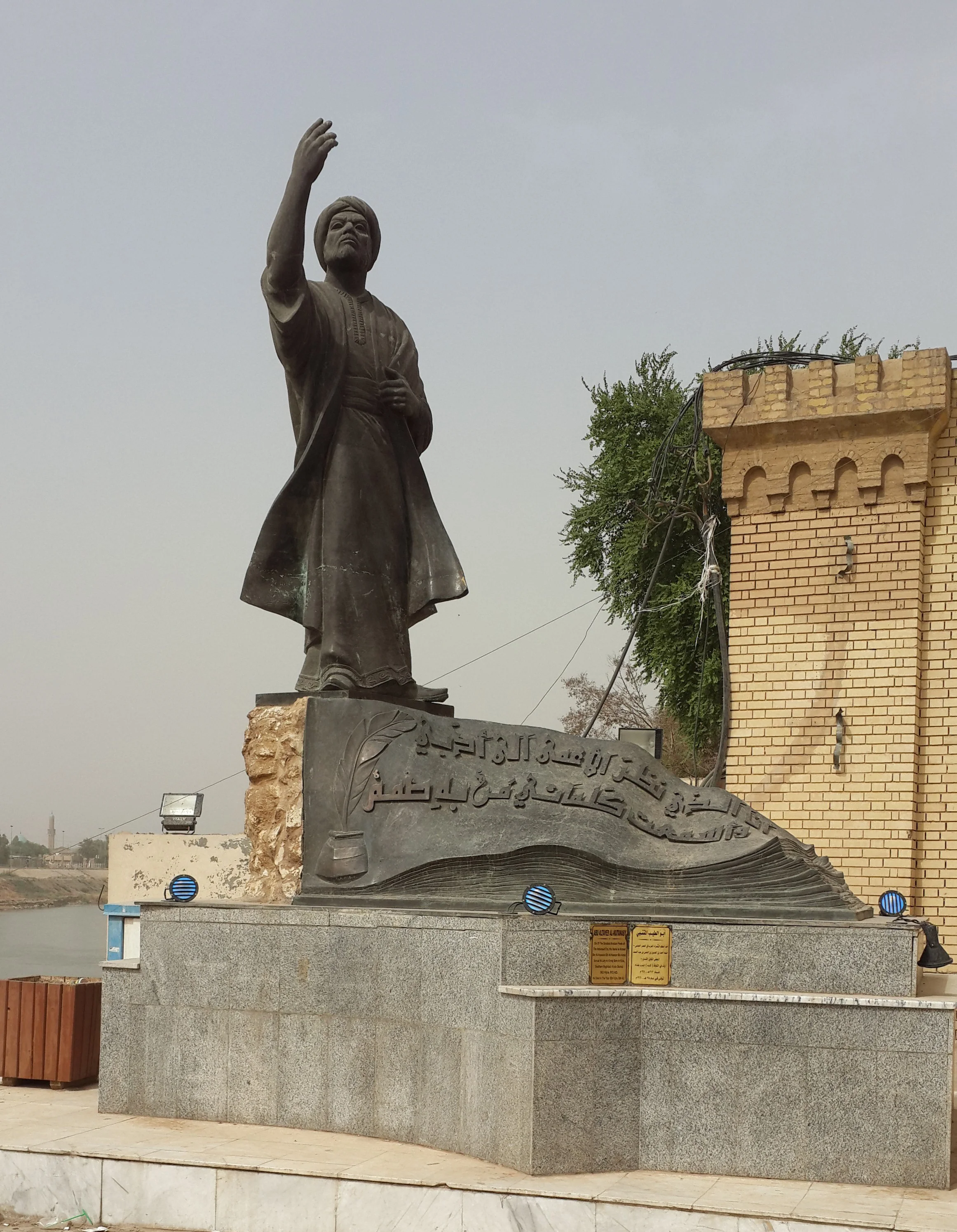 Al-Mutanabbi_Statue_in_Baghdad.jpg
