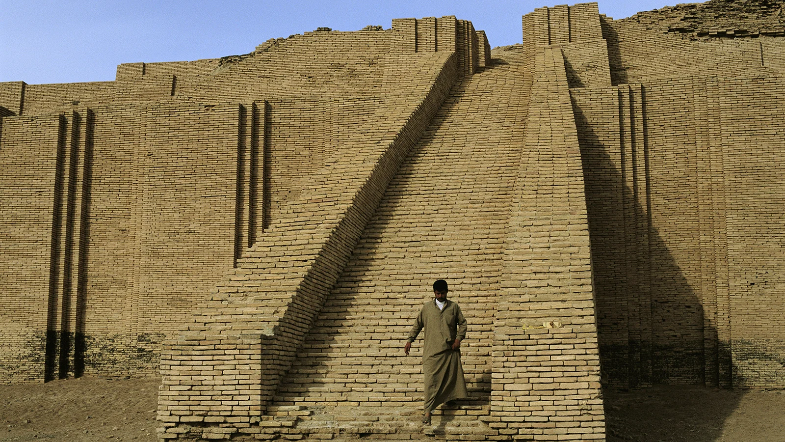 iraq-man-on-steps.ngsversion.1396531683402.jpg