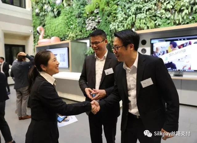 巴黎企业家俱乐部沙龙发起人Jacky Chang（右一），Philippe Liu（右二），Silkpay首席执行官Annie Guo（左）