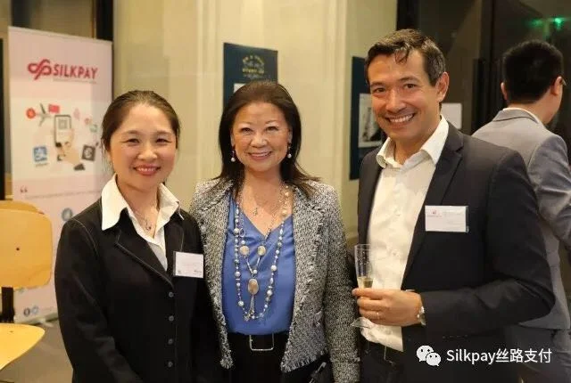 Silkpay首席执行官Annie Guo（左）与巴黎八区区长Jeanne d'Hauteserre女士（中）