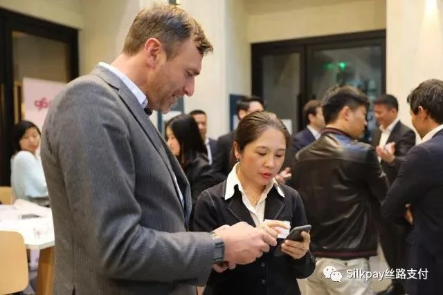 京东集团法国办公室总经理古灏（左）与Silkpay首席执行官Annie Guo（右）