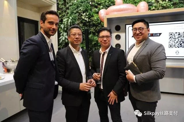 到场企业家热切交谈