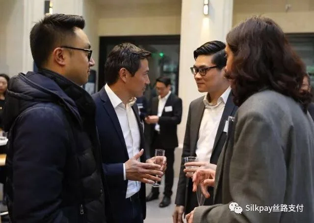 到场企业家热切交谈