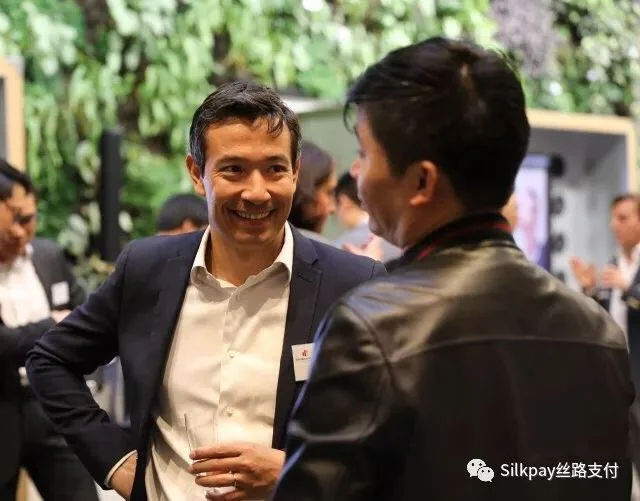 到场企业家热切交谈