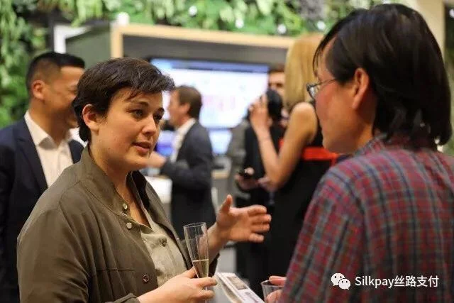 到场企业家热切交谈